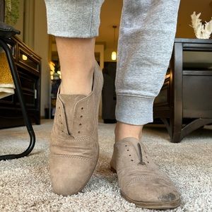 Brand: Dolce Vita
Size: 7 1/2
Color: Tan
Wear: Worn